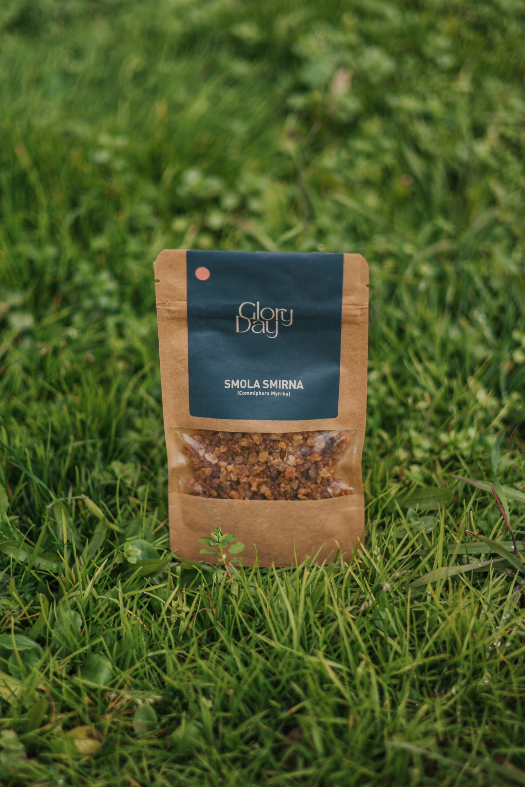 Smeđa papirnata vrećica s prikazom smole smirne na travi, označena natpisom Glory Day i Smola Smirna (Commiphora Myrrha).