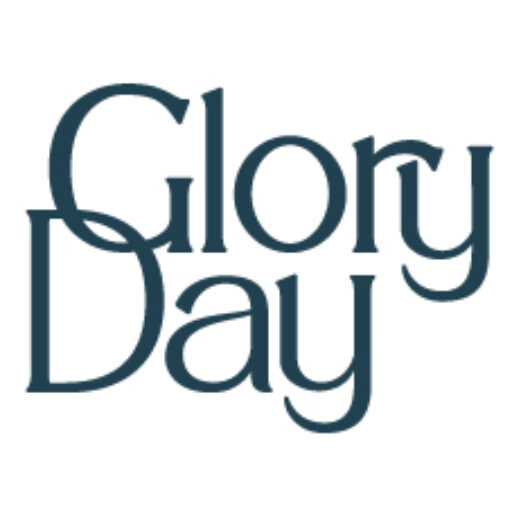 Tamni natpis "Glory Day" ispisan stiliziranim slovima na bijeloj pozadini.
