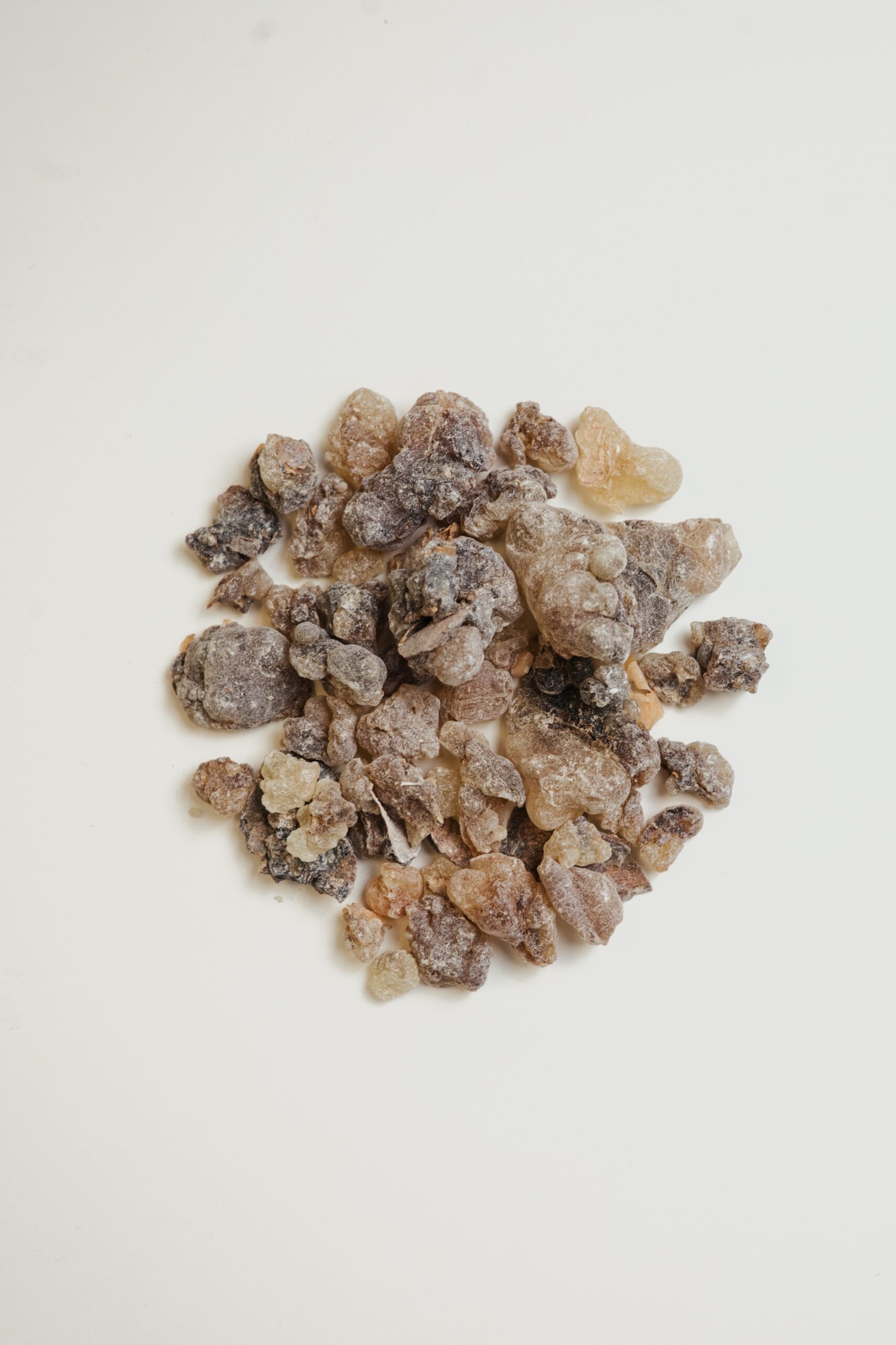 Hrpa grumenja tamjana, smeđe i žućkaste boje, na bijeloj podlozi -Boswellia Sacra - Shaabi Crni Tamjan