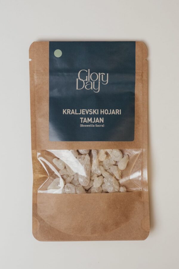 Paket Kraljevski Hojari tamjana brenda Glory day poznatog kao Boswellia Sacra, s polu-prozirnim prozorom koji prikazuje svijetlosmeđe komadiće smole.