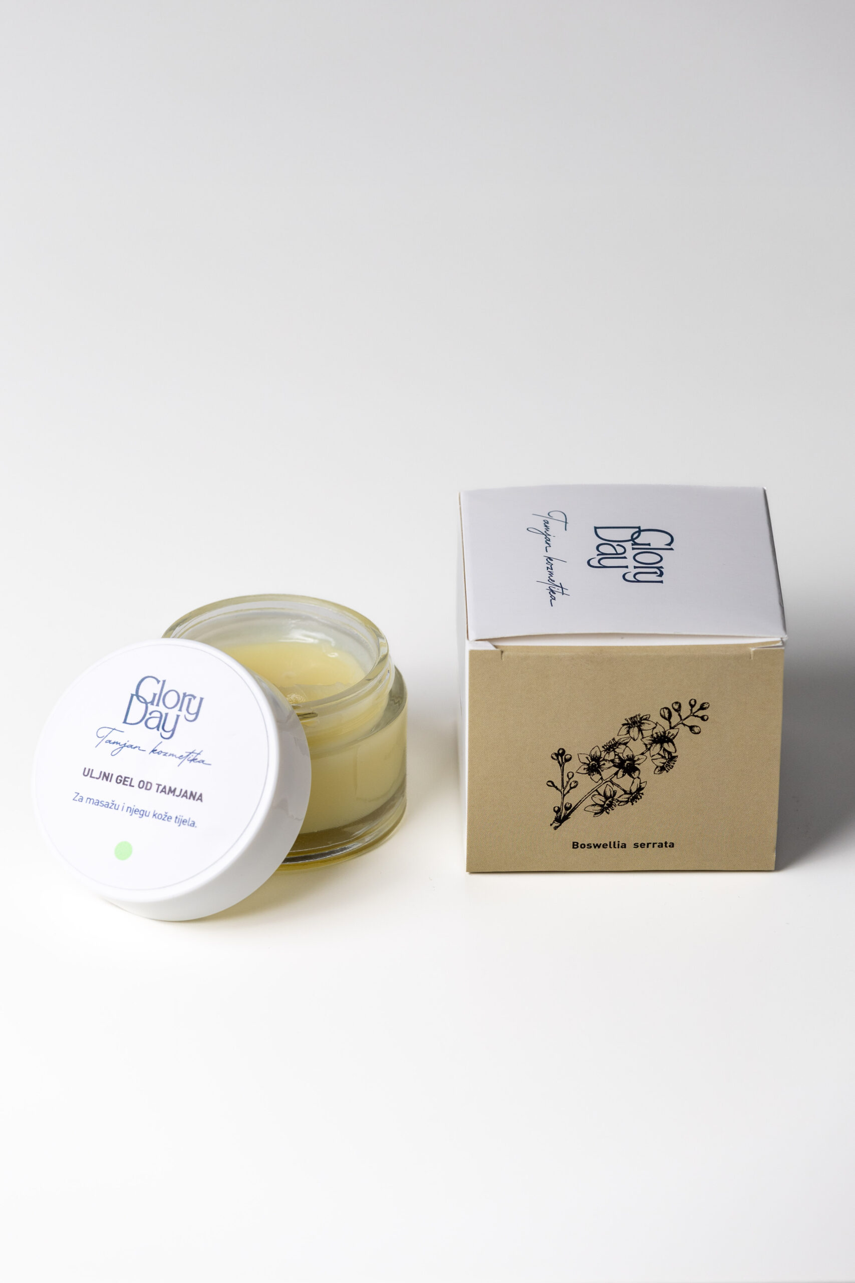 Staklenka uljnog gela od tamjana s pripadajućom kutijicom na bijeloj podlozi, s logotipom 'Glory Day' na poklopcu i kutiji, te ilustracijom biljke Boswellia serrata na kutiji.