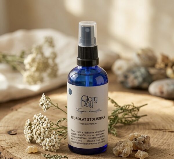 Hidrolat stolisnika u ritualu njege – osvježavanje, smirivanje i priprema kože za maslac.